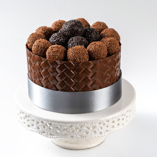 Bolo de aniversário Brigadeiro Belga Ao Leite e Brigadeiro Belga Meio Amargo