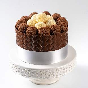 Bolo de aniversário Dois Amores - Brigadeiro Belga Ao Leite e Brigadeiro Belga Branco